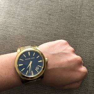 MICHAEL KORS MEN’S WATCH • sized for a woman